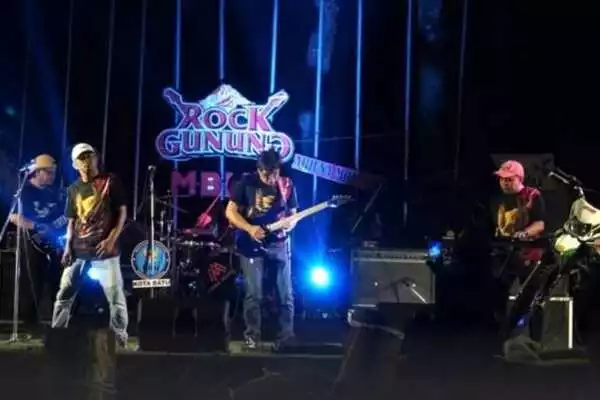 penampilan grup band rock lokal dan ajang rock gunung disparta batu. (ist) - Penggemar Musik Cadas Nikmati Hentakan Musik Rock di Event "Rock Gunung" Kota Batu