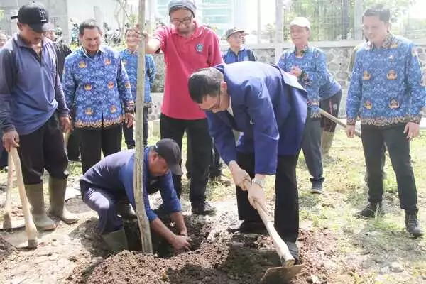 penanaman bibit secara simbolis di lingkungan kampus universitas negeri malang. (ist) - Reboisasi 1.000 Pohon, Univeritas Negeri Malang Komitmen Kampus Ramah Lingkungan