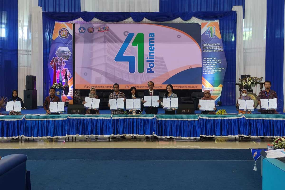 Penandatanganan MoU dan PKS antara Polinema bersama industri dan UMKM. (rhd) - Polinema Launching Pusat Kajian Ekonomi Kreatif dan Pemberdayaan Masyarakat