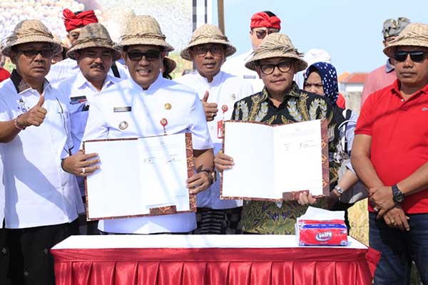 Penandatanganan MoU oleh Wali Kota Malang, Sutiaji dengan Bupati Tabanan, I Komang Gede Sanjaya. (ist) - Wujudkan Komitmen Kemandirian Daerah, Pemkot Malang Jalin Kerjasama Pemkab Tabanan