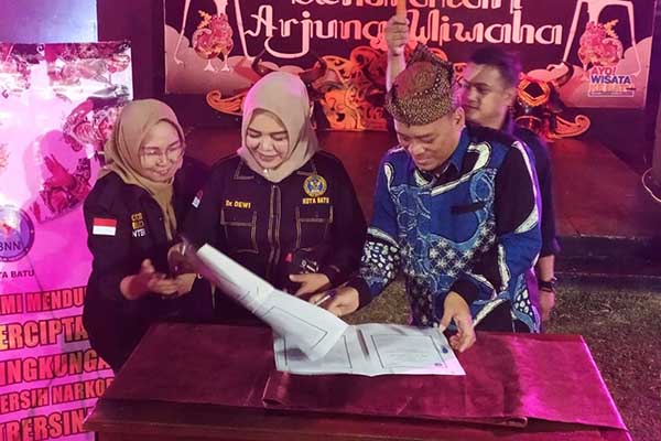 Penandatanganan PKS antara BNN dan Disparta Batu tentang P4GN. (ist) - P4GN, BNN Batu Gandeng Disparta Edukasi Masyarakat Lewat Kesenian