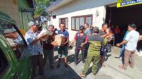 Pendistribusian bantuan logistik untuk para korban longsor Gempol Marga Bakti, Kota Malang. (jup) - Warga Sekitar Longsor Marga Bakti Salurkan Bantuan Beras dan Air Minum