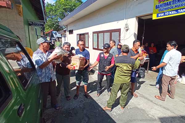 Pendistribusian bantuan logistik untuk para korban longsor Gempol Marga Bakti, Kota Malang. (jup) - Warga Sekitar Longsor Marga Bakti Salurkan Bantuan Beras dan Air Minum