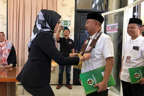 Pengalungan Syal penerimaan Parpol yang mendaftar di KPU Kabupaten Malang. (wul) - PPP Didominasi Bacaleg Perempuan