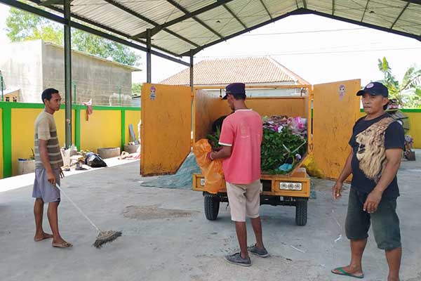 Pengelola sampah TPS3R Desa Laden usai memungut sampah di rumah warga. (udi) - TPS3R Desa Laden Pamekasan Hasilkan Sampah Satu Ton Setiap Minggu