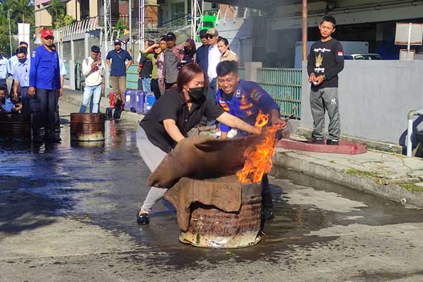 Penggunaan karung goni basah untuk memadamkan api skala kecil. (rhd) - Antisipasi Kebakaran, Matos Libatkan Karyawan Simulasi Pemadaman Api