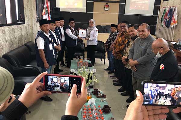 Penyerahan berkas oleh partai NasDem. (wul) - Serba Sebelas, Partai NasDem Mantap Daftarkan 50 Orang Bacaleg
