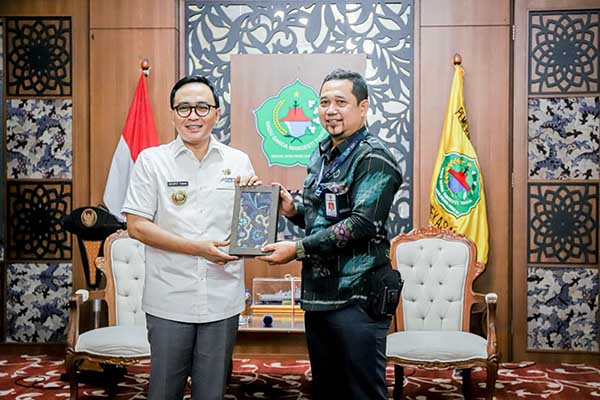 Penyerahan kenang-kenangan Bupati Pamekasan, Badrut Tamam (Kiri) pada Kepala Kementrian Desa, Agus Kuncoro (kanan). (udi) - Terima Kunjungan Tim SDGs Desa dari Kemendes PDTT, Badrut Tamam: Inflasi Tugas Kita Bersama