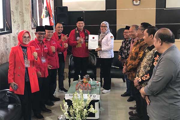 Penyerahan tanda terima pendaftaran Bacaleg PDIP oleh KPU Kabupaten Malang. (wul) - PDIP Kabupaten Malang Targetkan Raih 21 Kursi Legislatif
