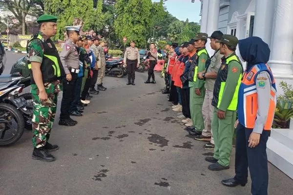 personel kodim 0833 turut pos pam pelayanan ketupat semeru 2023. (ist) - Kodim 0833 Turut Pos Pam Pelayanan Ketupat Semeru 2023
