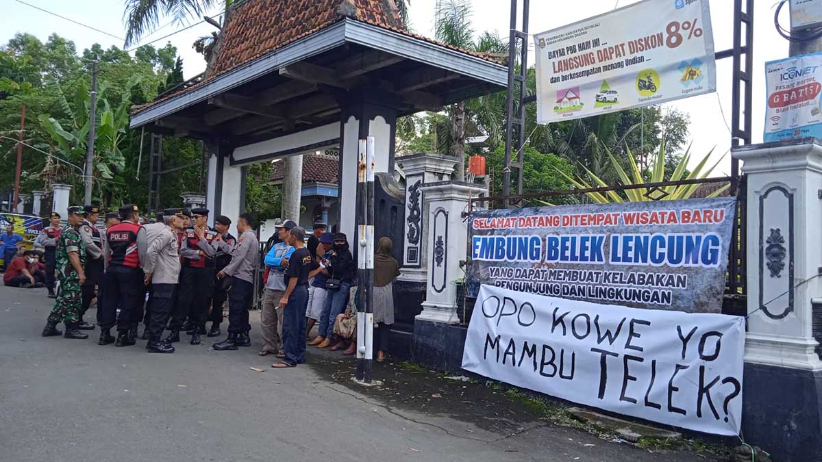 Dikawal ketat Petugas: Pertemuan warga Winong dengan pihak pengusaha peternakan di Kantor Desa Winong Boyolali. (jup) - Spanduk Protes Warga Penuhi Pagar Kantor Desa Winong - Boyolali