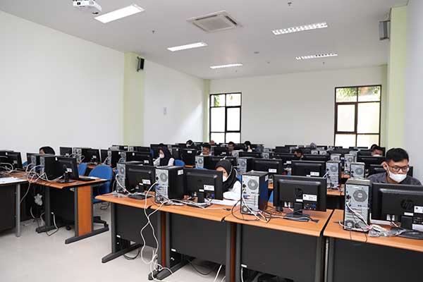 Peserta UTBK serius menyelesaikan soal agar diterima jadi camaba UB. (ist) - Demi Tes UTBK, 21.960 Peserta Serbu UB