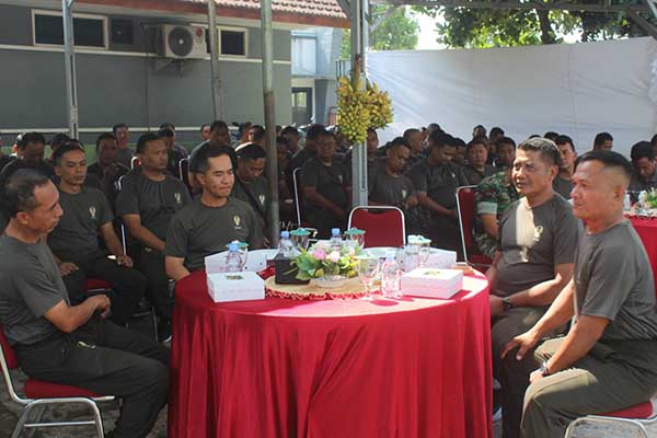 Pimpinan dan anggota Kodim 0833 mengikuti Jumat Berkah. (ist) - Pererat Hubungan Pimpinan dan Anggota, Kodim 0833 Gelar Jumat Berkah