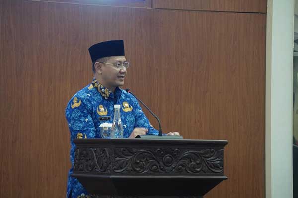 Pj Wali Kota Batu, Aries Agung Paewai SSTP MM menyampaikan Jawaban terhadap Pandangan Umum Fraksi atas 2 Raperda. (ist) - Jawaban Pj Walikota Batu Terhadap Pandangan Umum Fraksi atas Dua Raperda Pajak Retribusi Daerah dan Kearsipan