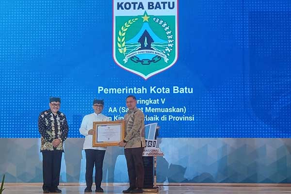 Pj. Wali Kota Batu Aries Agung Paewai menerima Penghargaan Kearsipan dari Menpan RB RI. (ist) - Pemkot Batu Peringkat ke-5 Terbaik Kearsipan Secara Nasional