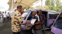 Pj. Wali Kota Batu, Aries Agung Paewai menyerahkan secara simbolis BLT sektor transportasi kepada pelaku. (ist) - Dishub Batu Serahkan Subsidi BLT Sektor Transportasi