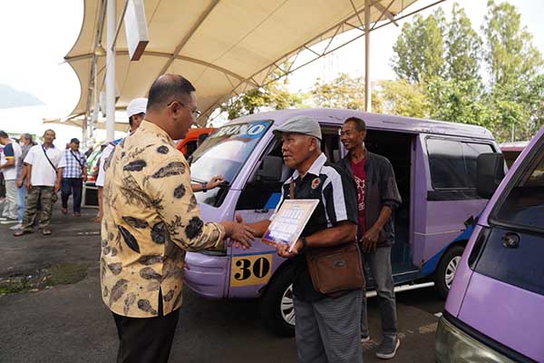 Pj. Wali Kota Batu, Aries Agung Paewai menyerahkan secara simbolis BLT sektor transportasi kepada pelaku. (ist) - Dishub Batu Serahkan Subsidi BLT Sektor Transportasi