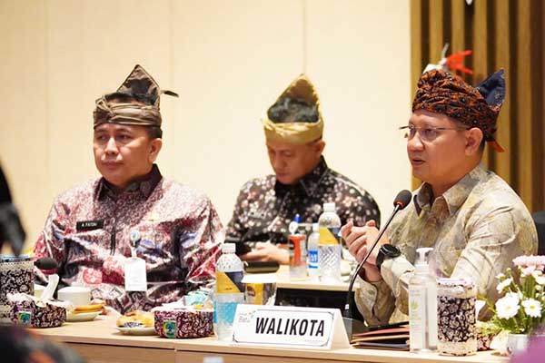 Pj. Wali Kota Batu bersama Dirjen Bina Keuangan Daerah Kemendagri RI. (ist) - Pemkot Batu Evaluasi Capaian Kinerja Perangkat Daerah Triwulan Pertama 2023