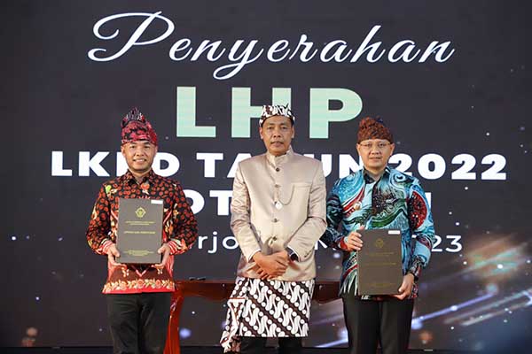 Pj. Wali Kota Batu dan Ketua DPRD Kota Batu menerima LHP LKPD TA 2022 dari BPK RI Jatim. (ist) - BPK RI Beri Opini WTP pada Pemerintah Kota Batu ke-8 Kalinya