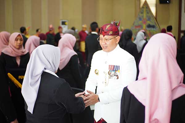 Pj Wali Kota Batu memberikan ucapan selamat kepada guru penerima Satyalencana Karya Satya. (ist) - 88 Guru Teladan di BatuTerima Satyalancana Karya Satya Pegabdian