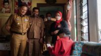 Pj Wali Kota Batu mendatangi penerima insentif Lansia yang tidak mampu mengambil sendiri. (ist) - Pemkot Batu Salurkan BLT Inflasi Tahap II, Insentif Lansia dan Disabilitas