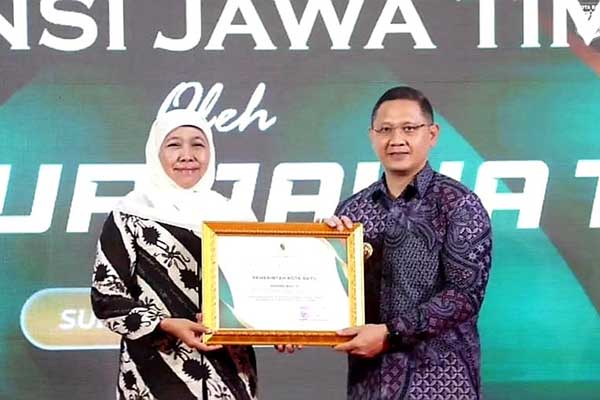 Pj Wali Kota Batu menerima penghargaan dari Gubernur Jatim. (ist) - Masuk 5 Besar Kota Pengguna Jatim Bejo, Pemkot Batu Raih Penghargaan