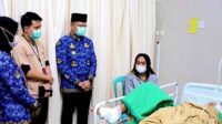 Pj. Wali Kota Batu menjenguk korban luka-luka yang dirawat di rumah sakit. (ist) - Pj Wali Kota Batu Putuskan Tutup Sementara Jalur Klemuk