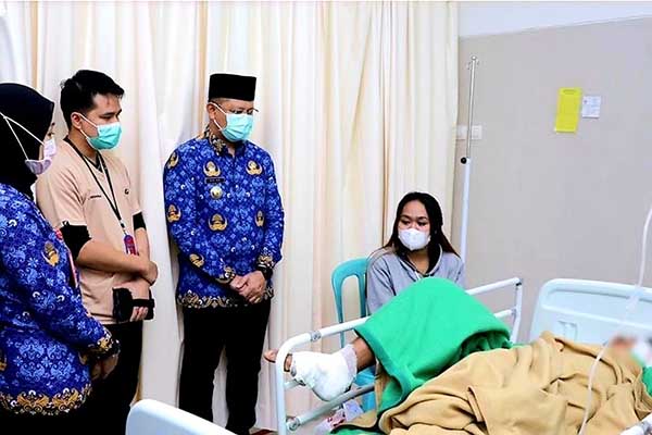Pj. Wali Kota Batu menjenguk korban luka-luka yang dirawat di rumah sakit. (ist) - Pj Wali Kota Batu Putuskan Tutup Sementara Jalur Klemuk