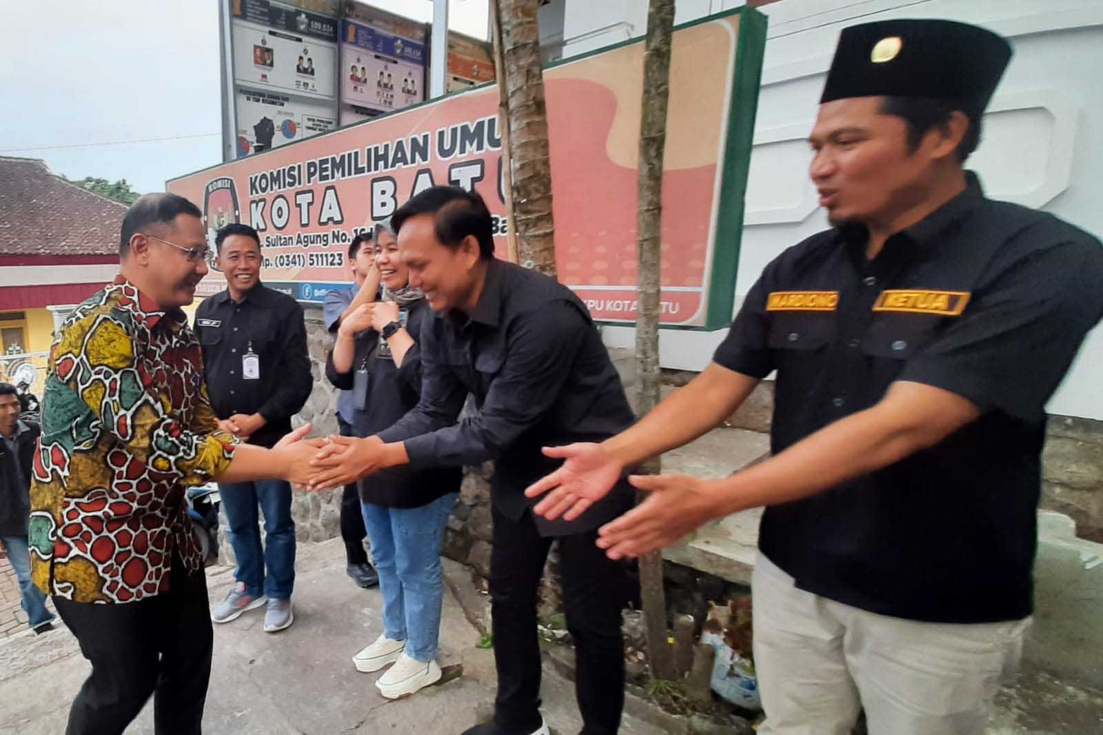 Pj. Wali Kota, saat mendatangi Kantor KPU Batu dan disambut Ketua KPU Batu. (dik) - Hari Terakhir Pendaftaran Bacaleg, Pj Wali Kota Tengok Pelayanan KPU Batu