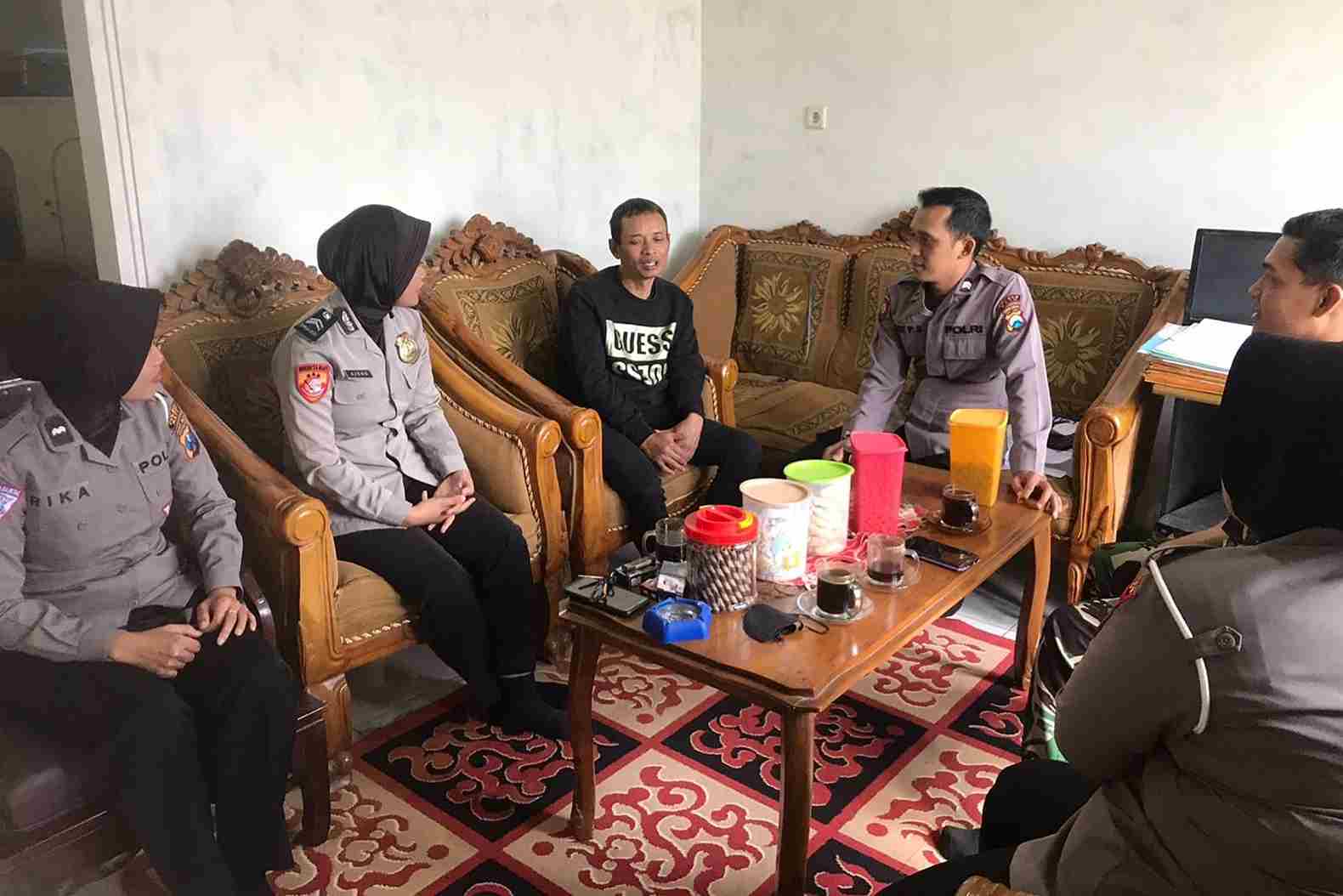 polisi rw kunjungi ketua rw di wilayah tugasnya