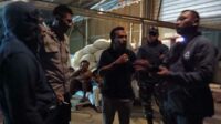 Polisi saat memediasi antara perwakilan warga dengan pengusaha peternakan ayam. (jul) - Protes Tak Direspon, Ratusan Warga Luruk Pengusaha Peternakan Ayam