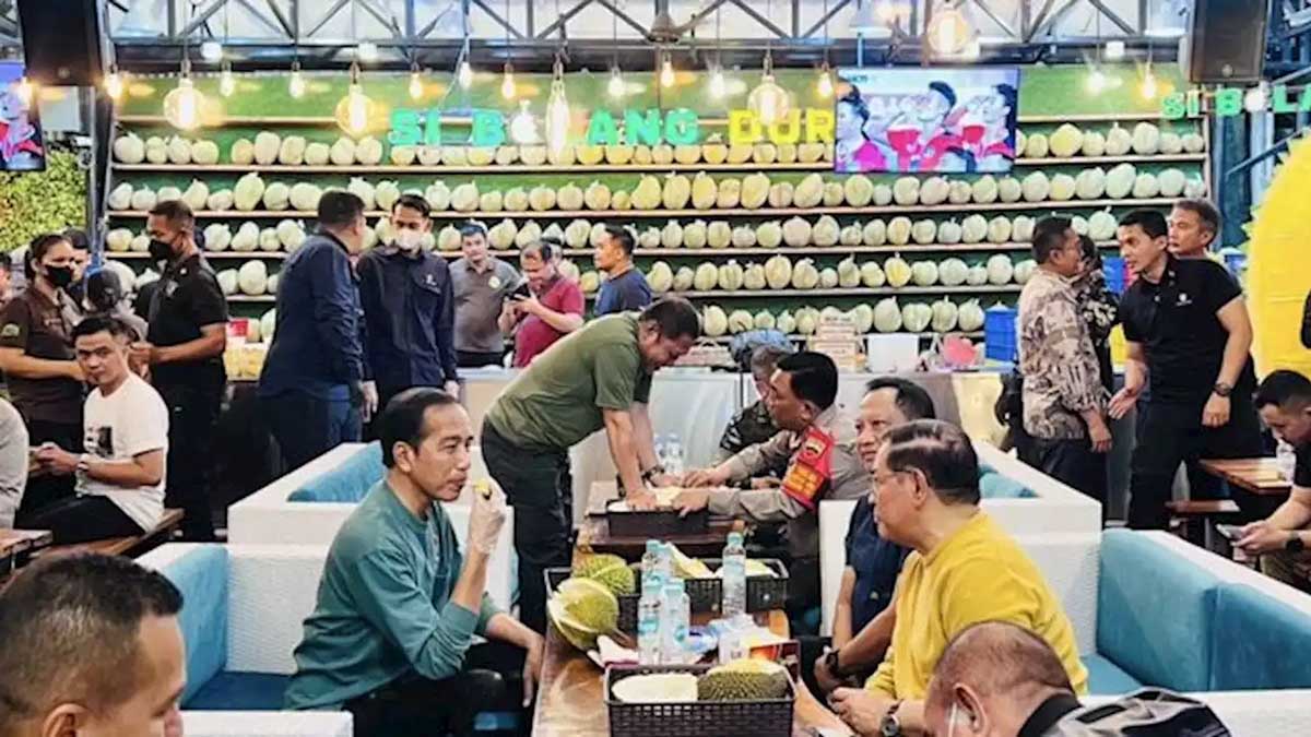 Presiden Jokowi bersama menteri-menteri 'pesta durian' usai kemenangan Timnas U22. (ist) - Presiden Jokowi Rayakan Kemenangan Timnas di SEA Games 2023 dengan Pesta Durian