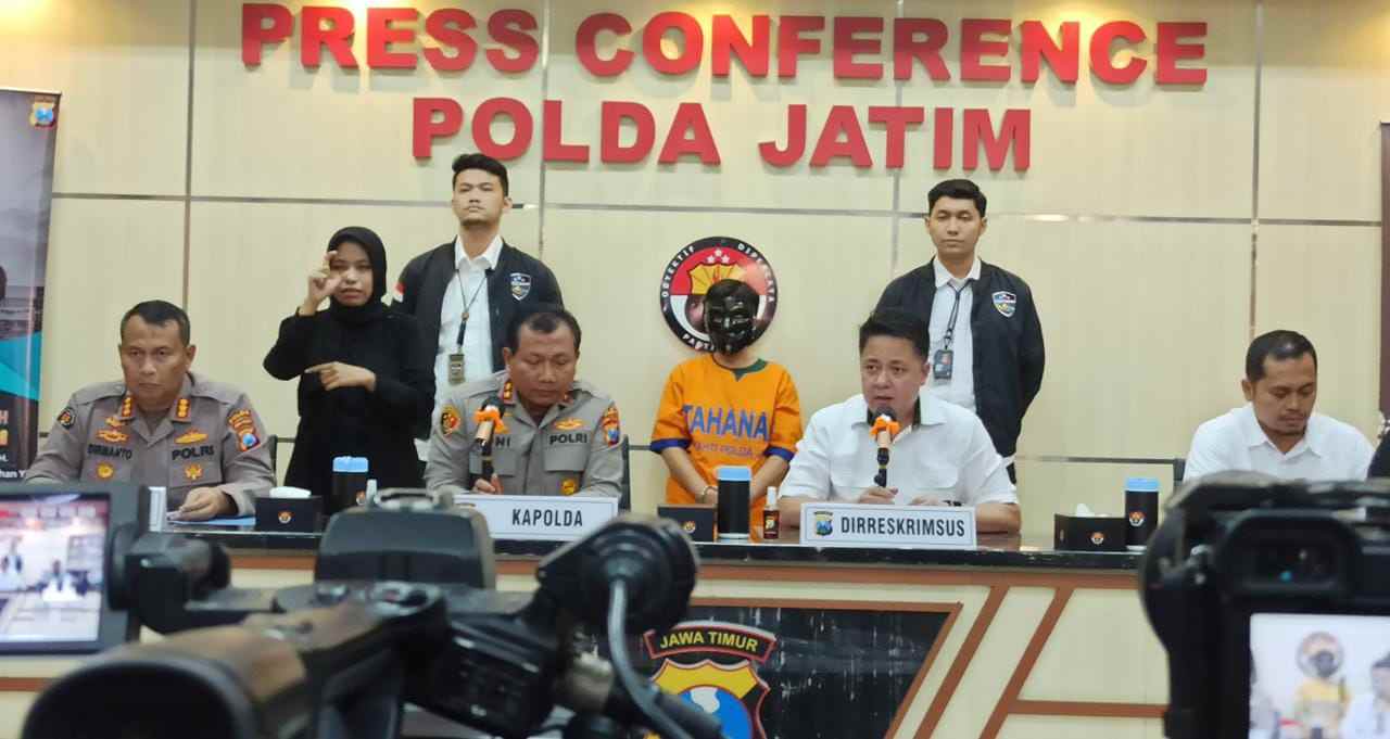presscon kapolda jatim irjen pol dr toni harmanto, terkait trading palsu didampingi kabid humas dan dirreskrimsus polda jatim