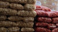 produk kerupuk mentah sebelum digoreng menjadi produk oleh oleh camilan khas batu