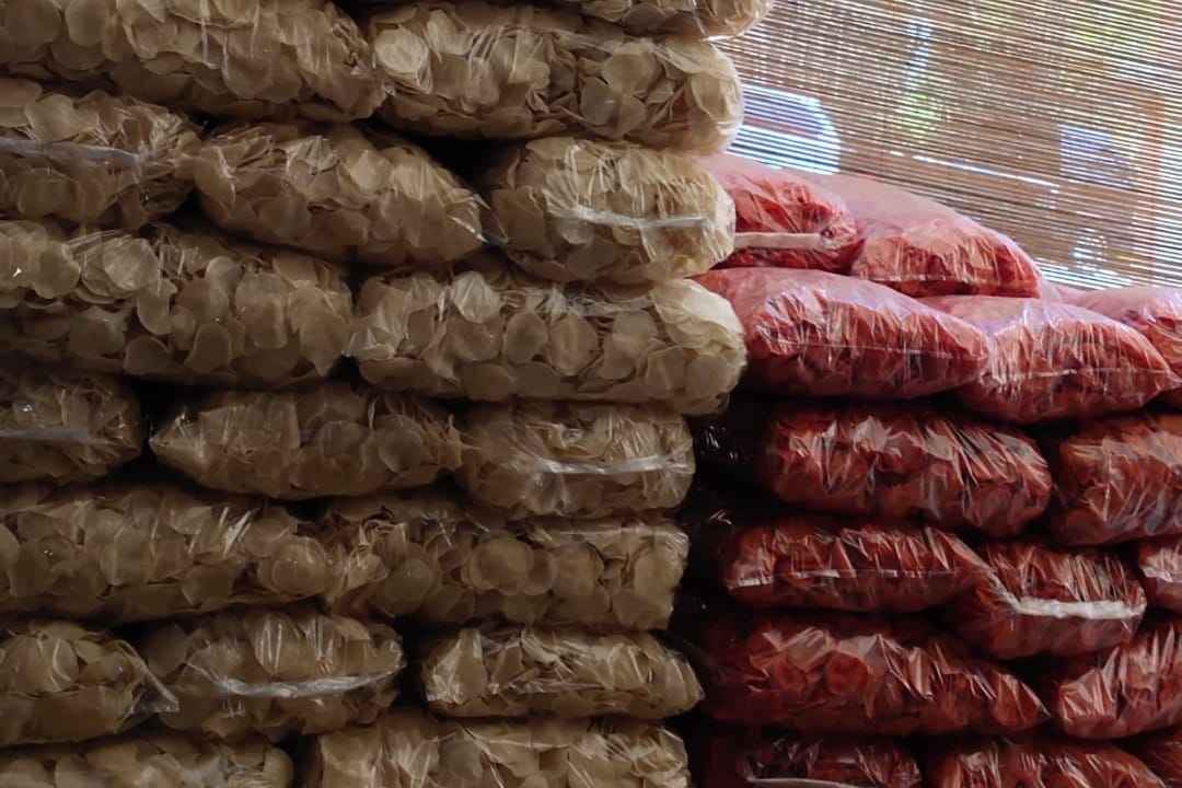 produk kerupuk mentah sebelum digoreng menjadi produk oleh oleh camilan khas batu