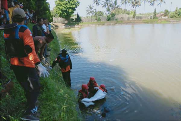Proses evakuasi korban di Waduk Pemancingan. (ist) - Tak Pulang, Hasan Ditemukan Tak Bernyawa di Waduk Pemancingan