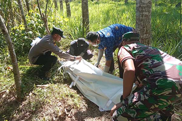Proses evakuasi korban yang belakangan diketahui bernama Hartawan. (ist) - Sesosok Mayat Ditemukan Warga Saat Mencari Kayu Bakar