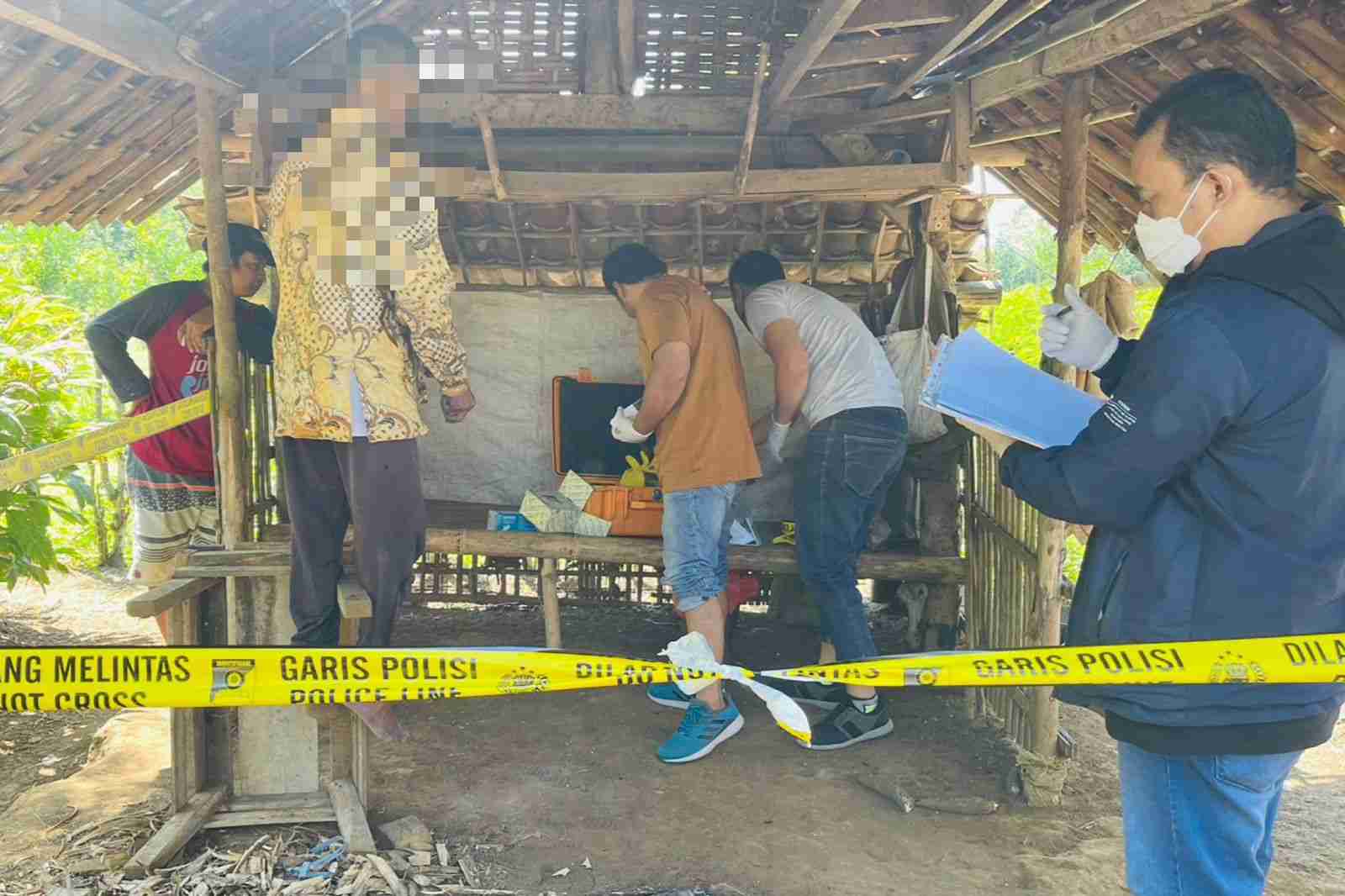 proses evakuasi korban yang ditemukan gantung diri
