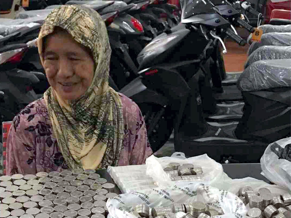 proses menghitung uang koin yang dibelikan sepeda motor di salah satu dealer (1)