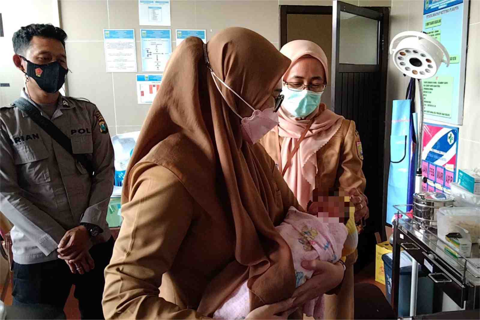 proses menimbang bayi yang dibuang oleh orang tuanya di desa karangsari, kecamatan bantur, kabupaten malang