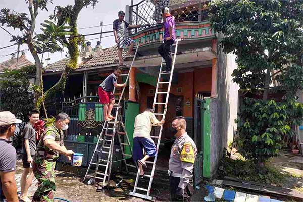 Proses pemadaman api oleh Tim Pemadam Kebakaran Kabupaten Malang. (ist) - Dalam Sehari, Dua Kebakaran Terjadi di Kecamatan Lawang