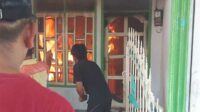 Proses pemadaman api rumah Pujiantoro. (ist) - Diduga Depresi, Warga Wonosari Bakar Rumah Sendiri dan Minum Cairan Pembersih Lantai