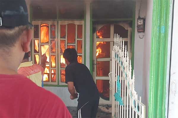 Proses pemadaman api rumah Pujiantoro. (ist) - Diduga Depresi, Warga Wonosari Bakar Rumah Sendiri dan Minum Cairan Pembersih Lantai