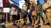 Proses penanaman secara simbolis 10 ribu pohon. (wul) - 10 Ribu Bibit Pohon Produktif untuk Meningkatkan Perekonomian Warga Kabupaten Malang