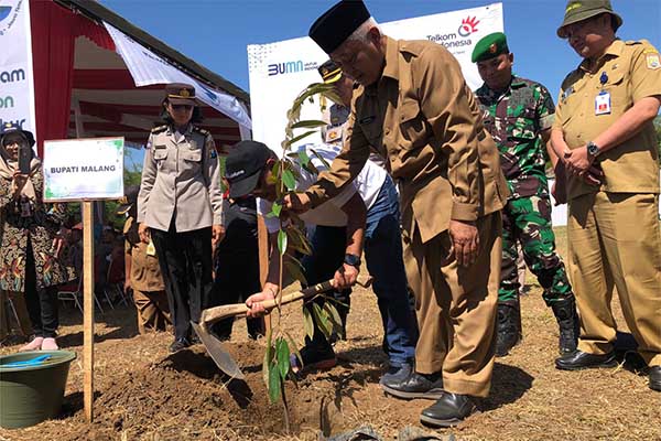 Proses penanaman secara simbolis 10 ribu pohon. (wul) - 10 Ribu Bibit Pohon Produktif untuk Meningkatkan Perekonomian Warga Kabupaten Malang