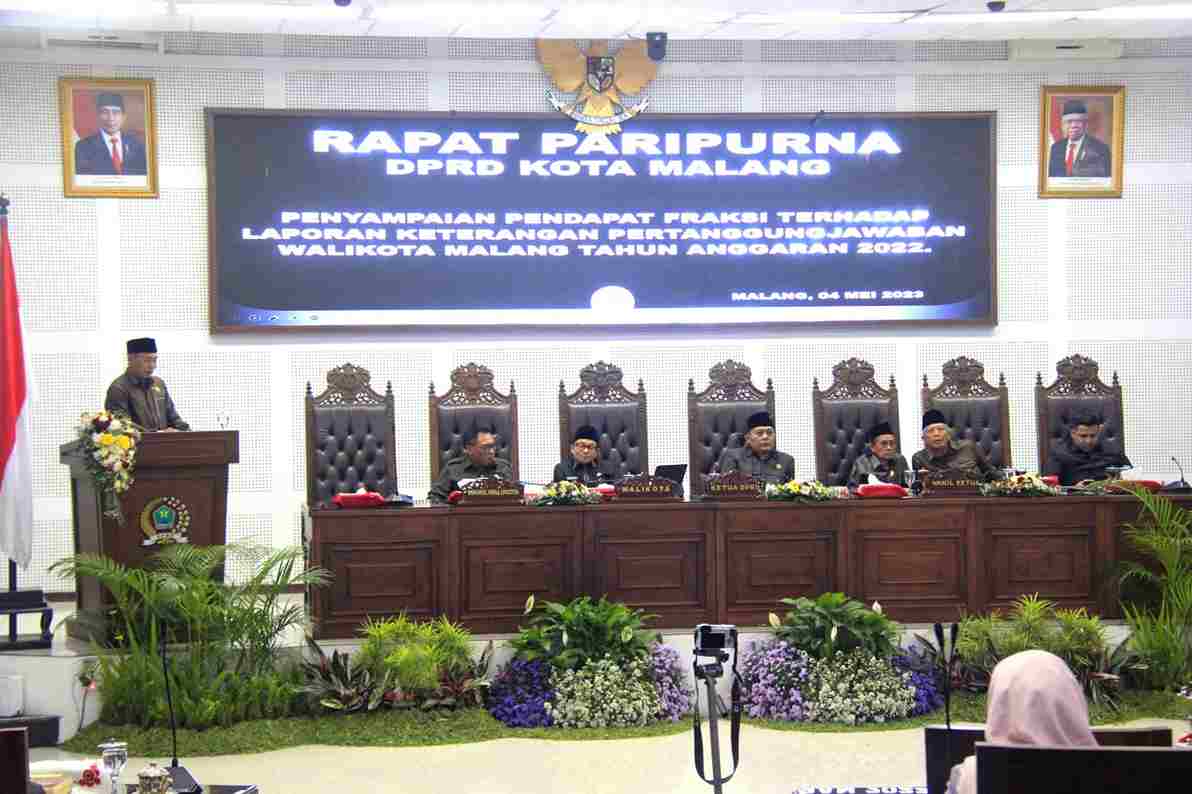 proses penyampaian pendapat dari fraksi di gedung dprd kota malang