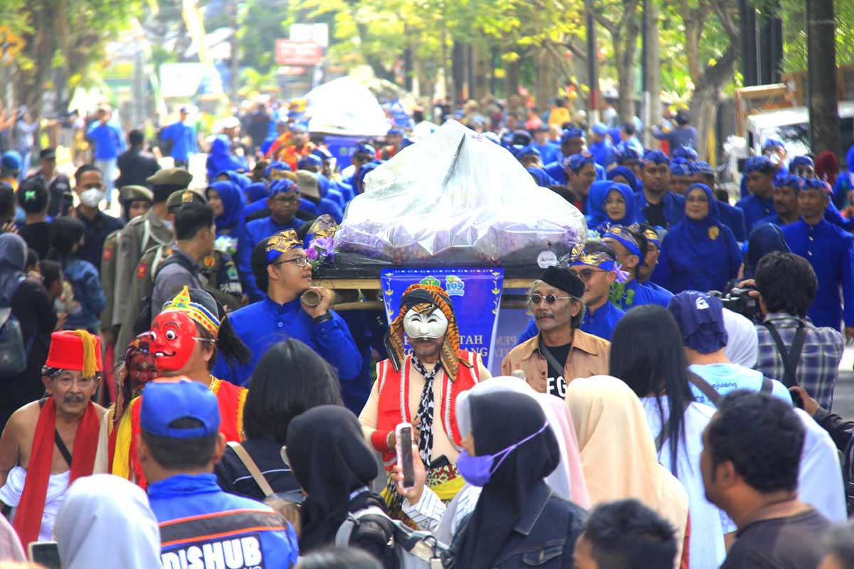 Puluhan tumpeng berukuran besar dan ribuan tumpeng kecil diarak menuju Alun-alun Tugu Malang. (jup) - Warnai HUT 109 Kota Malang, Pemkot Malang Kirab Ribuan Tumpeng