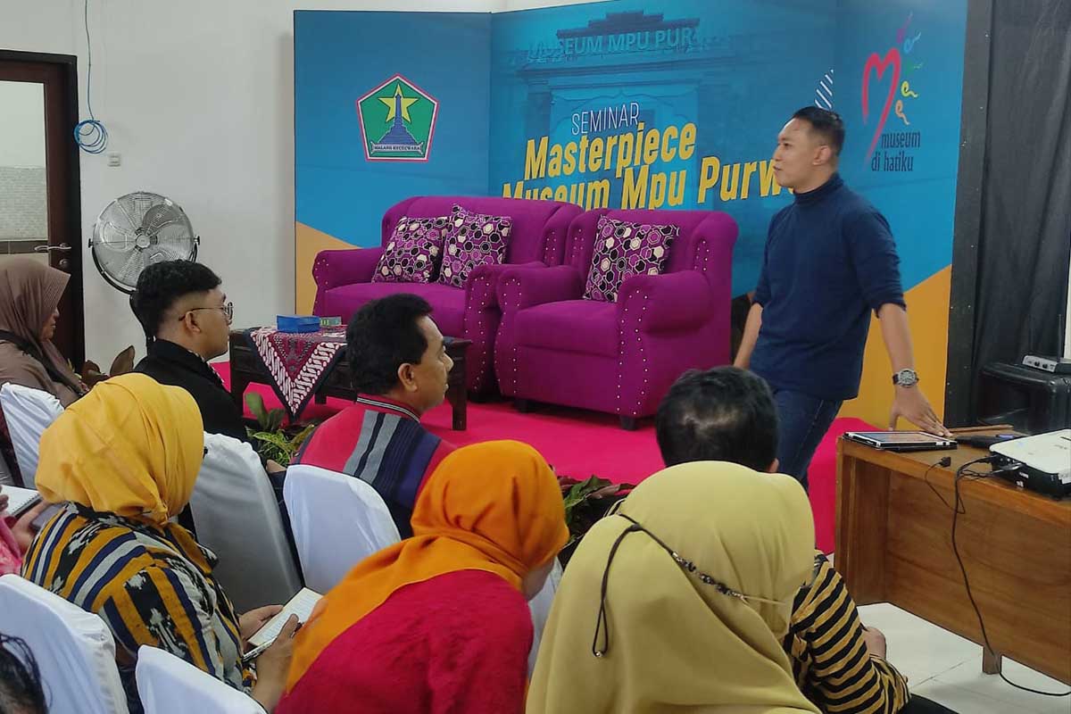 Rakai Hino Galeswangi, mengupas tiga masterpiece Museum Mpu Purwa. (rhd) - Museum Mpu Purwa Perkenalkan Tiga Koleksi Masterpiece Arca dan Prasasti