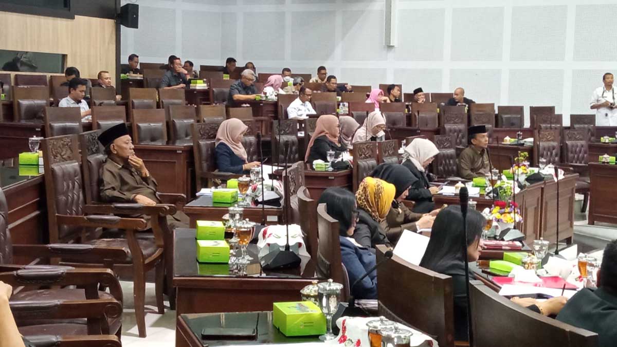 Rapat Paripurna Jawaban Ranperda Penanaman Modal. (jup) - Rapat Paripurna Jawaban Ranperda Penanaman Modal. (jup) - Wali Kota Malang Berikan Jawaban Ranperda Penanaman Modal Kepada DPRD