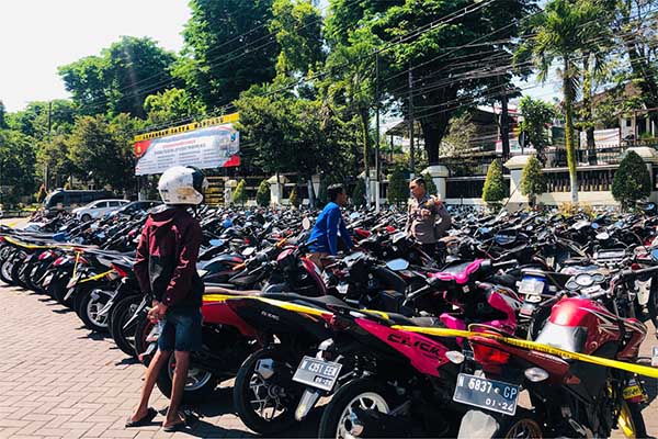 Ratusan Kendaran yang terjaring razia. (wul) - Ratusan Pemuda dan Kendaran Terjaring Razia Balap Liar